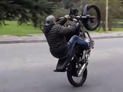 Fuerte reclamo de vecinos de un chico de 6 años atropellado por una moto que hacía Wheelie