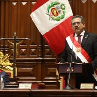 Crisis institucional en Perú: asumió como presidente el jefe del Congreso, en medio de protestas