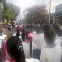 Denuncian incumplimiento en obra para escuela en Juchitán; alumnos toman clase en la calle