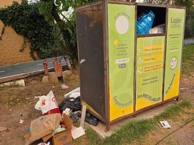 Basura acumulada: la triste postal de la calle Roque Saénz Peña