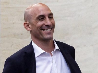Fiscalía de España investiga beso de Luis Rubiales a Jenni Hermoso como agresión sexual