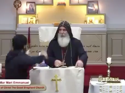 Joven apuñala a un obispo dentro de una Iglesia (Video)