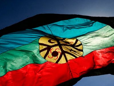 Revuelo: aseguran que en una escuela de Neuquén juraron por la bandera mapuche