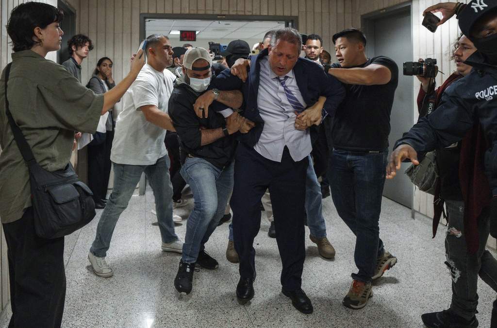 El contralor de la ciudad de Nueva York, Brad Lander, es arrestado por agentes federales vestidos de civil en un tribunal de inmigración en Nueva York, el 17 de junio del 2025