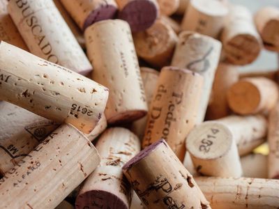 No tires los corchos de vino: así de fácil podés crear este reloj gigante, como recién comprado en un bazar