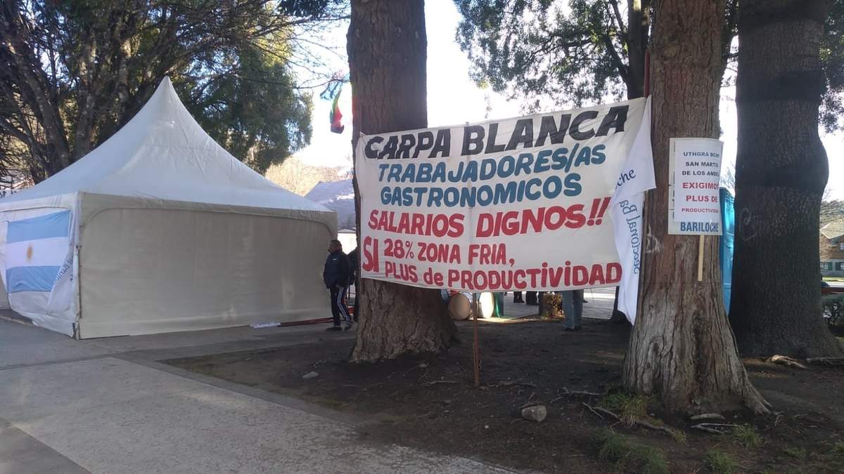 Carpa Blanca en la plaza San Martín. Fuente (Facebook).