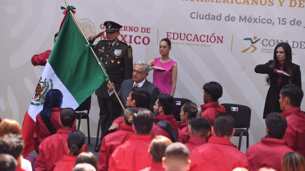 Claudia Sheinbaum con AMLO en el abanderamiento de la delegación mexicana para los XXIV Juegos Centroamericanos y del Caribe San Salvador 2023