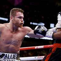 "Canelo" Álvarez vence a Jacobs con polémica decisión unánime