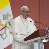 Pide el Papa a obispos no corromperse y no "minusvalorar" el desafío del narco