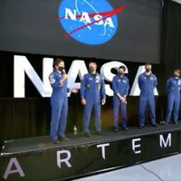 La NASA presenta a astronautas que irán a la Luna; la mitad son mujeres