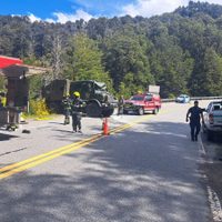 Un camión de Gendarmería Nacional volcó en la Ruta de los Siete Lagos