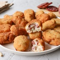 Con 3 salchichas y media cebolla, hacete estas croquetas nacionales y populares que te salvan el almuerzo y el bolsillo