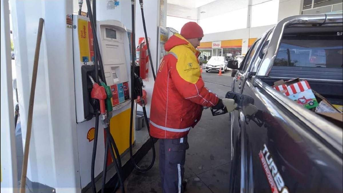 Desde este lunes, los combustibles en Centenario tendrán un incremento por la aplicación de la tasa vial. Fuente: (Facebook)