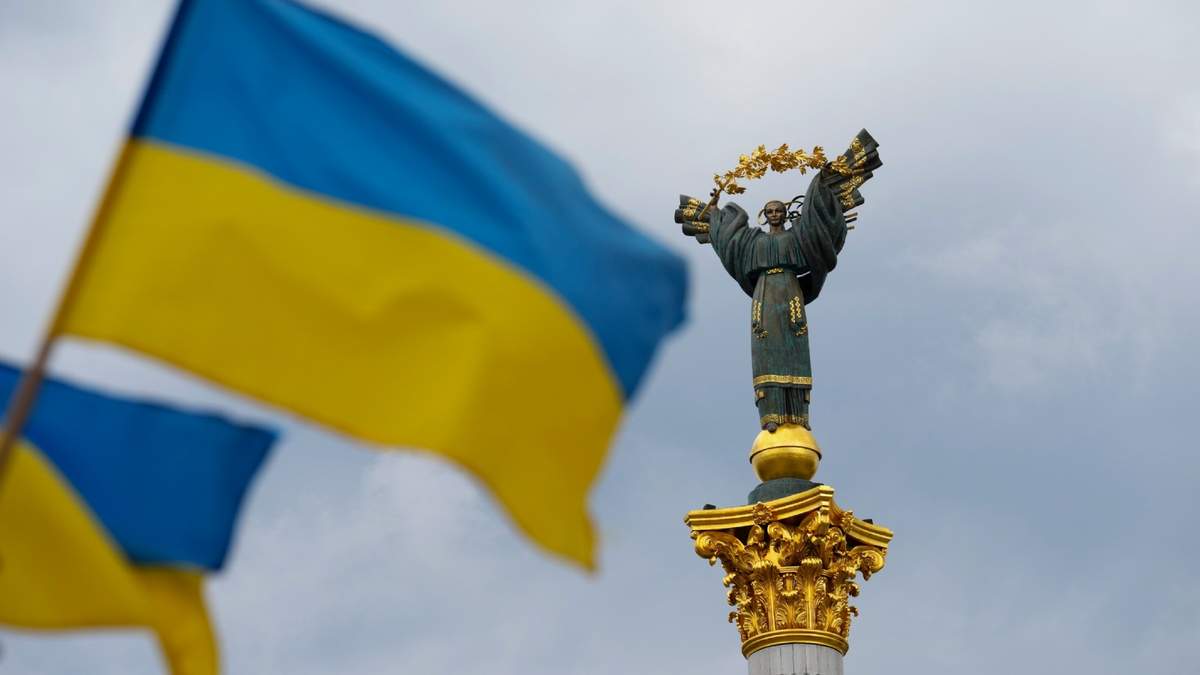 El monumento a la Independencia se ve en la imagen mientras banderas ucranianas ondean en Kiev, Ucrania, el sábado 23 de agosto de 2025