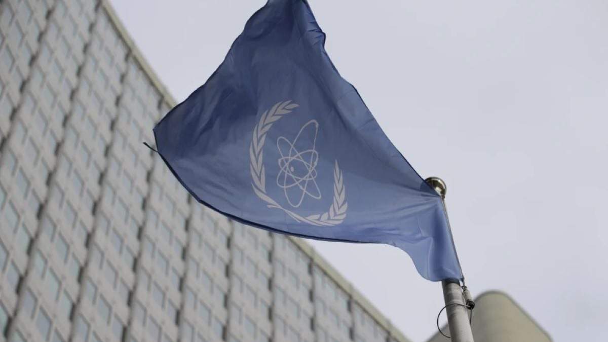 La bandera del Organismo Internacional de Energía Atómica (OIEA) ondea frente a su sede en Viena, Austria, el 6 de febrero de 2023