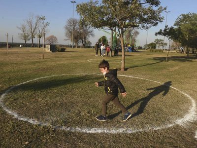 Distancia social: pintan círculos en los parques de Rosario, igual que en Nueva York