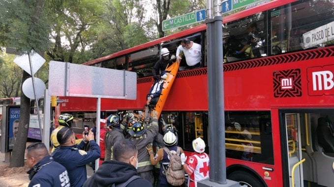 Los heridos fueron sacados del segundo piso del Metrobús