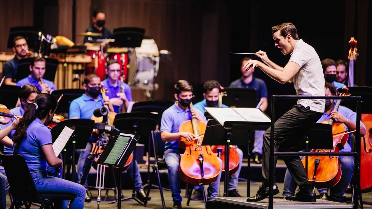 Contreras dirigiendo a la Orquesta Latino Mexicana