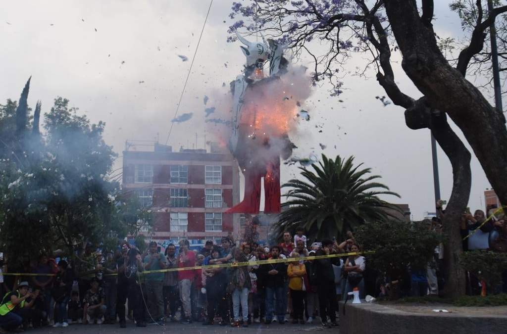 Tradicional "Quema de Judas" en la colonia Santa María la Ribera