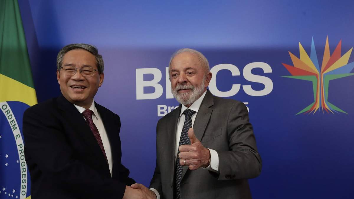 El presidente de Brasil, Luiz Inácio Lula da Silva, levanta el pulgar mientras posa con el premier de China, Li Qiang, durante su cumbre bilateral antes de la reunión de los BRICS