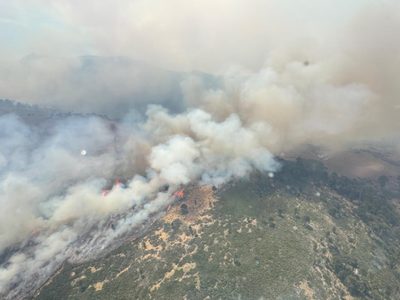 Figueroa sobrevoló el Valle Magdalena y anunció más recursos para frenar el avance del fuego