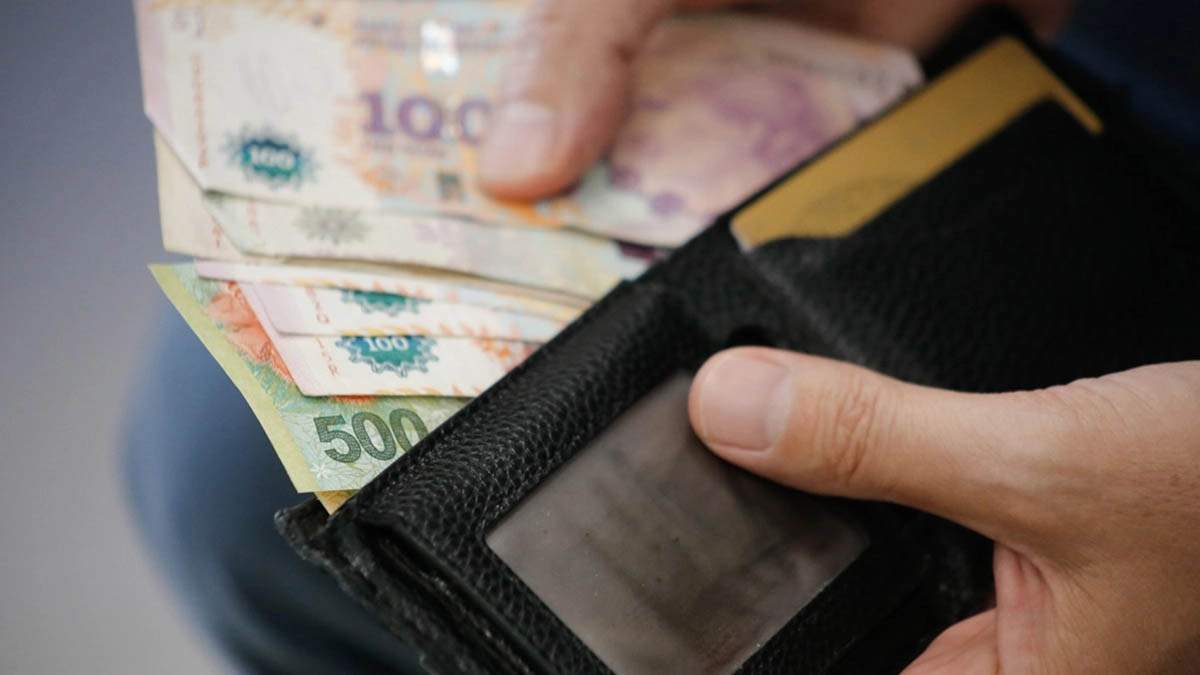Billetera con dinero. Fuente: (Twitter)