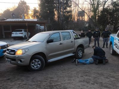 Tras una intensa persecución, la policía detuvo al sospechoso de robar una camioneta en Neuquén