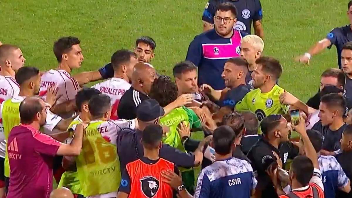 La Roca, en el medio del tumulto. Fuente: (Instagram)