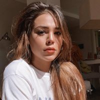 Danna Paola subió el short de más y se vio algo ahí... ¡Curvas al aire!