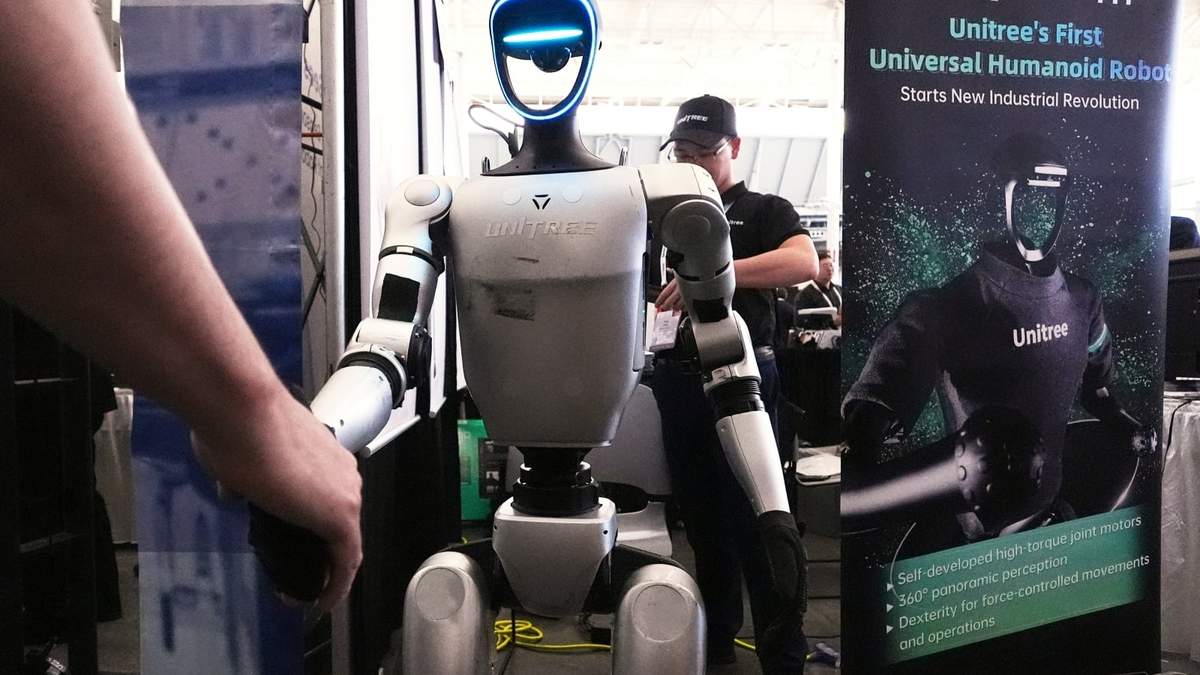 Un robot de Unitree saluda a un invitado de una convención en la Robotics Summit & Expo en Boston