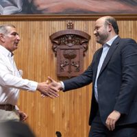 Adán Augusto López promete respeto a ideas políticas en la UdG y rinde homenaje a Raúl Padilla