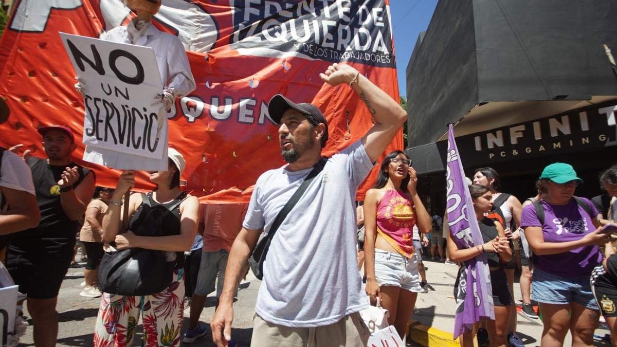 Andrés Blanco en la movilización contra la Ley Ómnibus. Fuente: (La Izquierda Diario)