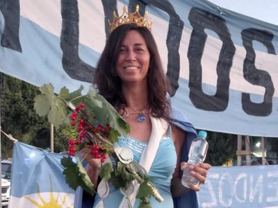 Una "reina" ambientalista repartió agua en la Vendimia de Uspallata