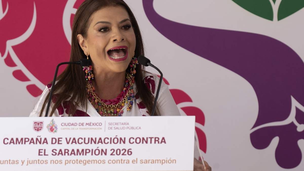 La jefa de Gobierno capitalino en una jornada de vacunación masiva contra el sarampión, en el acceso principal de la primera sección del Bosque de Chapultepec en la Ciudad de México