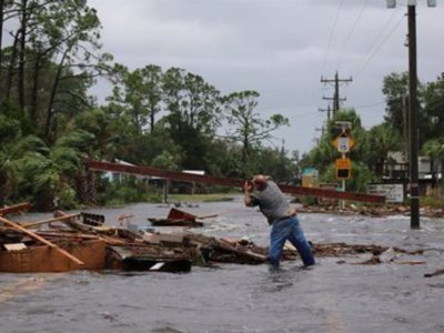 El huracán "Idalia" deja dos muertos a su paso por el estado de Florida y se encamina hacia Georgia