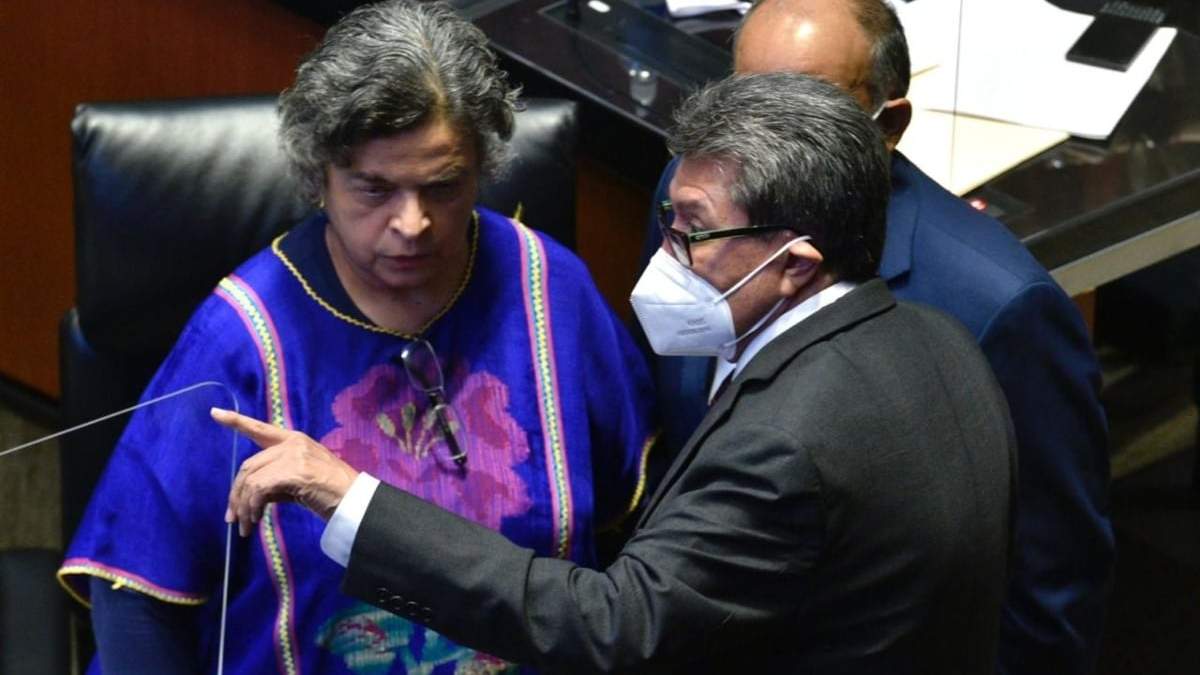Beatriz Paredes, del PRI, y Ricardo Monreal, de Morena, en la Comisión Permanente del Congreso