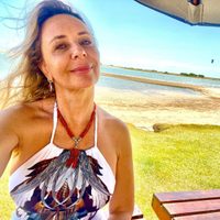 A sus 57 años, Evelyn Von Brocke marca tendencia con un original traje de baño al que no todas se animan
