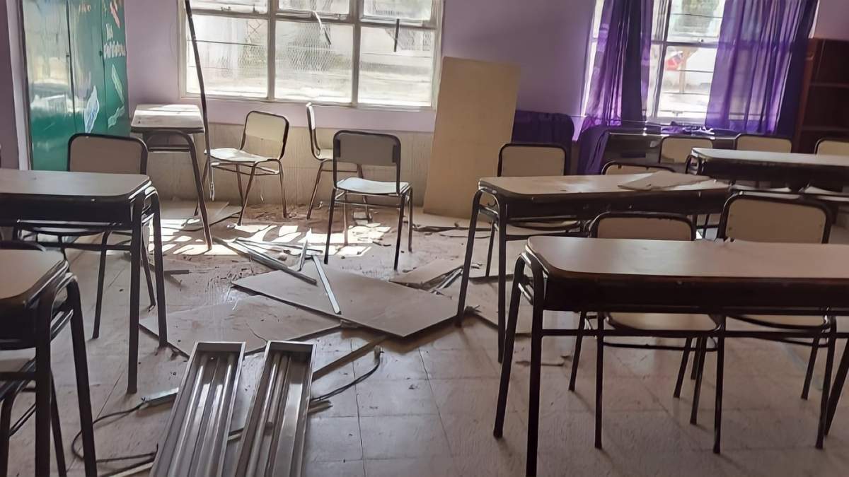 El derrumbe en las escuela de Cutral Co se produjo este viernes. Fuente: (Twitter)