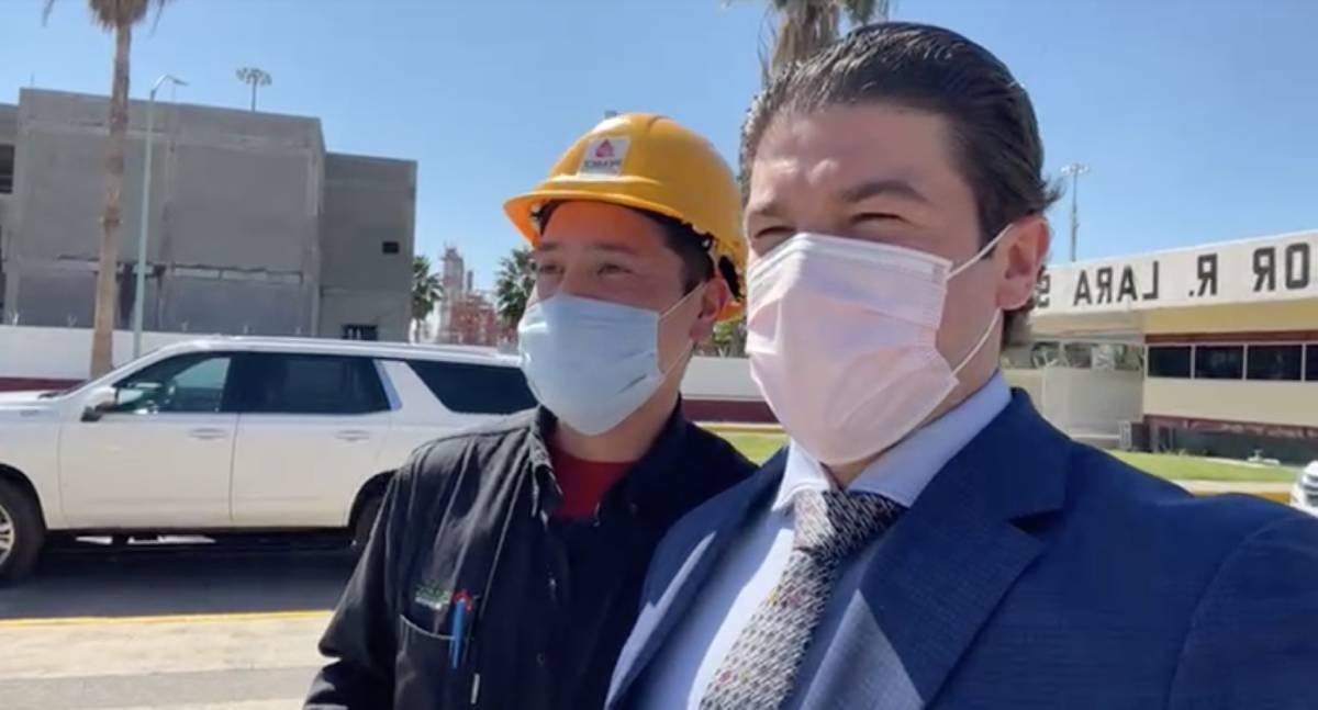 El mandatario estatal (der.) en su visita a la refinería