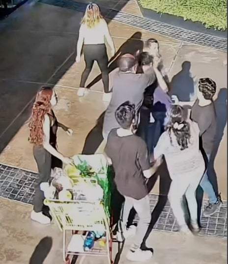 El momento de la agresión del regidor de Tolcayuca, Hidalgo, contra el menor de edad y su madre