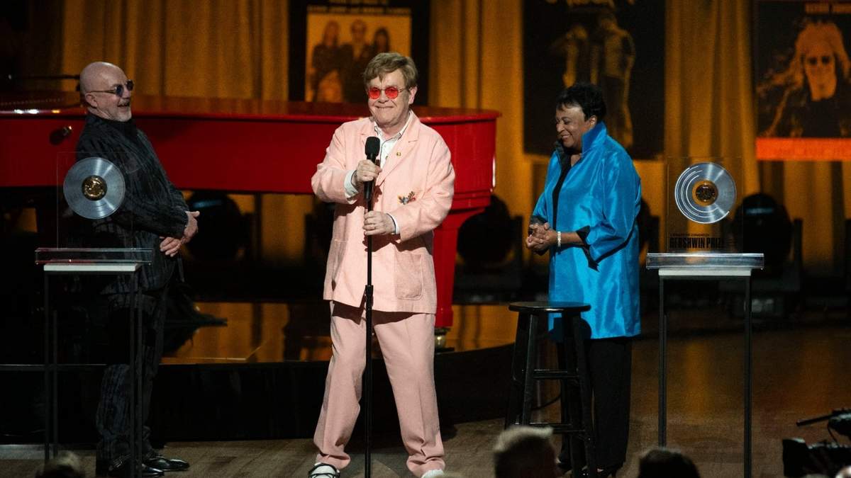 Elton John ríe con Bernie Taupin y la Bibliotecaria del Congreso Carla Hayden