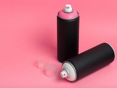 No tires los envases de sprays vacíos: creá estos candelabros re glamurosos para decorar tu casa