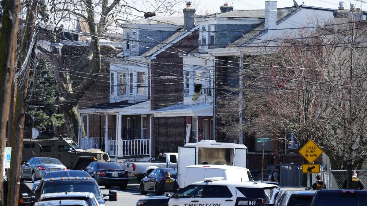 La policía rodea una vivienda en Trenton, Nueva Jersey