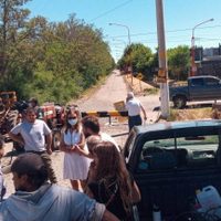 Tensión entre chacareros de Cipolletti y la Policía por una barrera sobre ruta 22