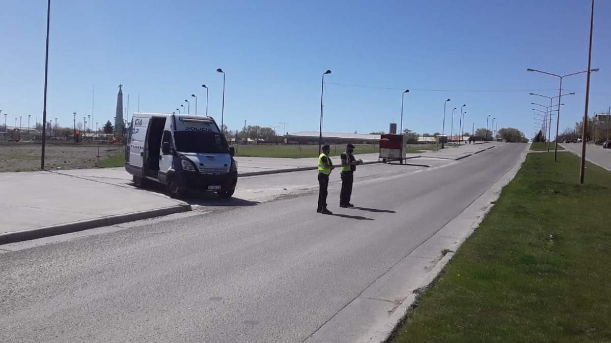 Uno de los puestos de controles de Policía en Zapala. Fuente: (Twitter).