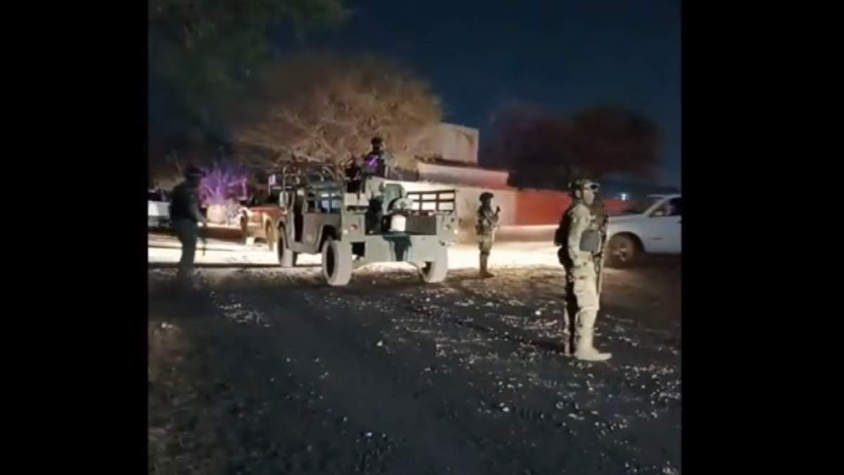 Militares en el panteón de San José Agua Azul