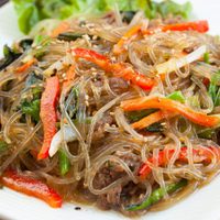 Japchae: los fideos coreanos con un ingrediente especial, ideal para sorprender a los comensales