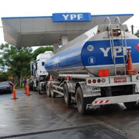 Madrugonazo: YPF volvió a aumentar los precios de sus combustibles