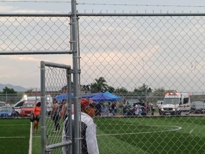 Rayo impacta cancha de futbol en Cuernavaca y deja cinco lesionados