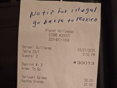 “No hay propina para ilegales”: dejan mensaje racista a mesero latino en Los Angeles